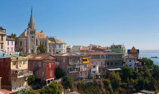 beautiful view of a Valparaíso neighborhood with the ocean behind it