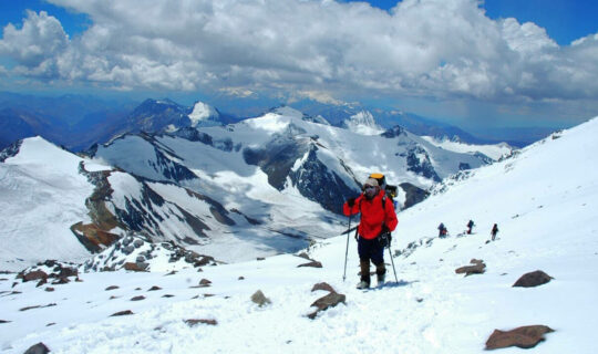 man-enjoying-mountain-views-at-ski-resorts