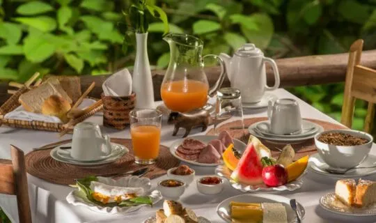 fancy-dinner-table-with-fresh-food