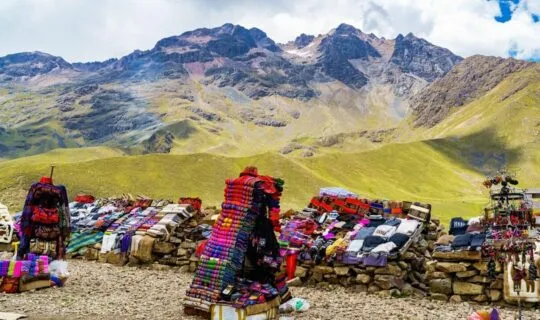 cusco-peru-textile-market-in-the-mountains