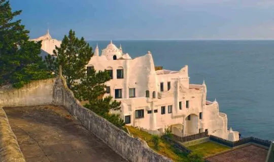 white-washed-building-hangiong-over-cliff-in-punta-del-este