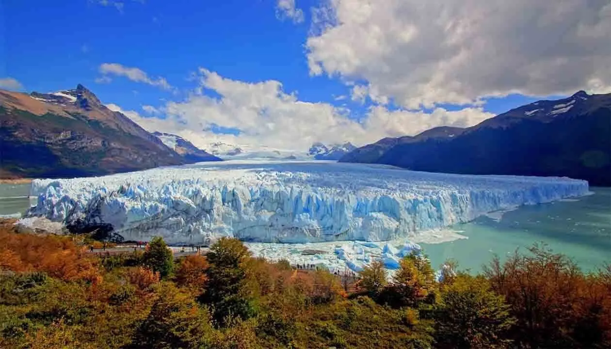 el-calafate-glacier-pinned-between-two-hills-and-ocean