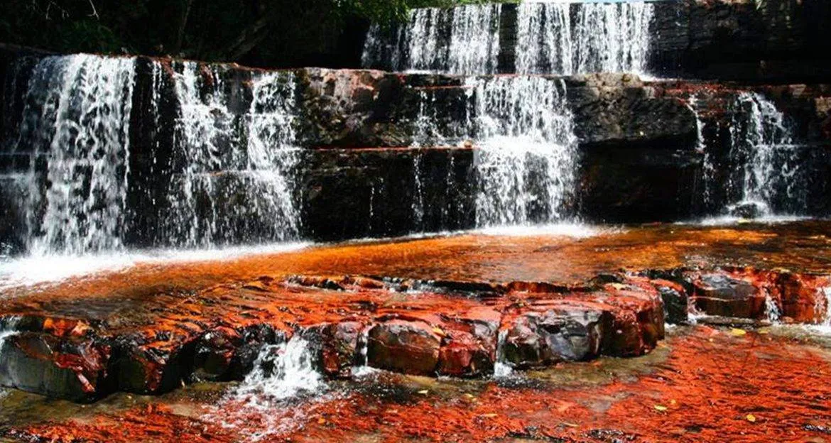quaint-red-rock-waterfall-in-venezuela