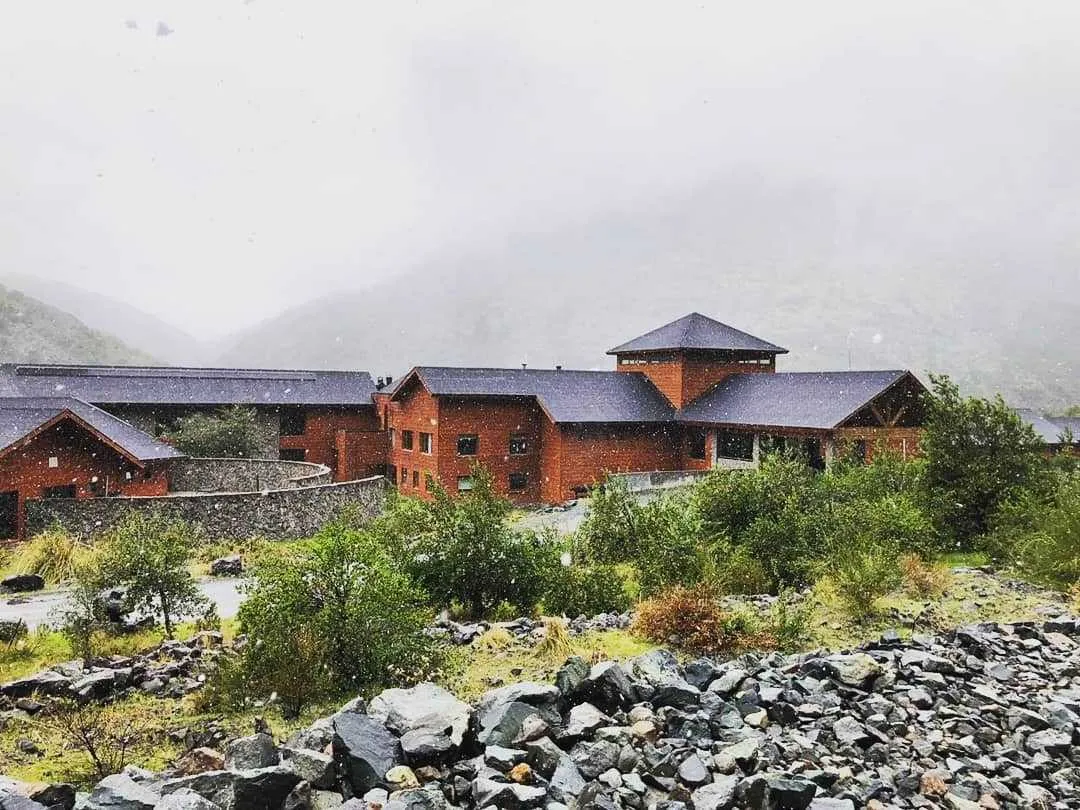 exterior of Noi Puma Lodge when snowing