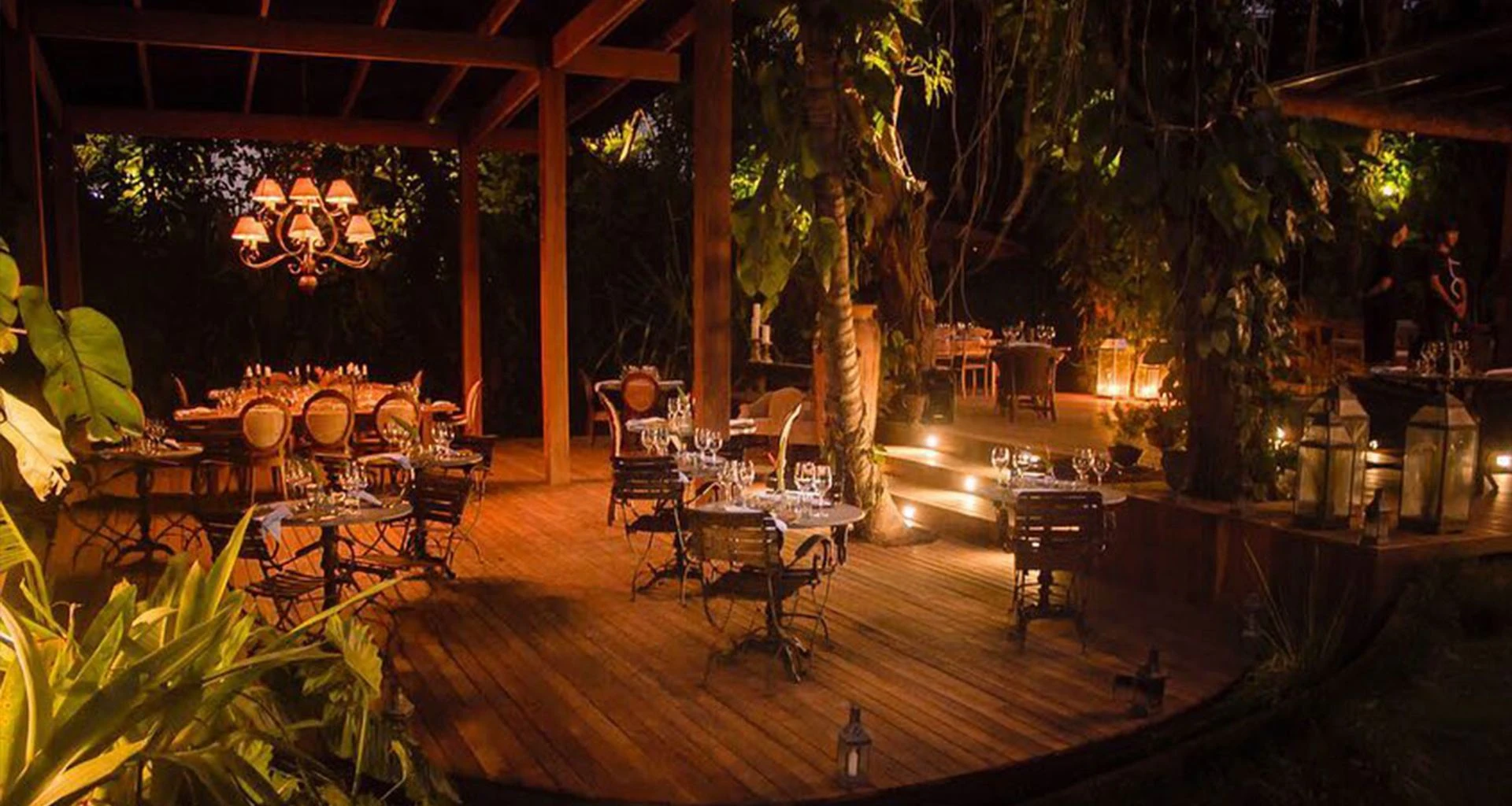 Jungle themed dinning area at Pousada Toca da Coruja Brazil Beach Resort