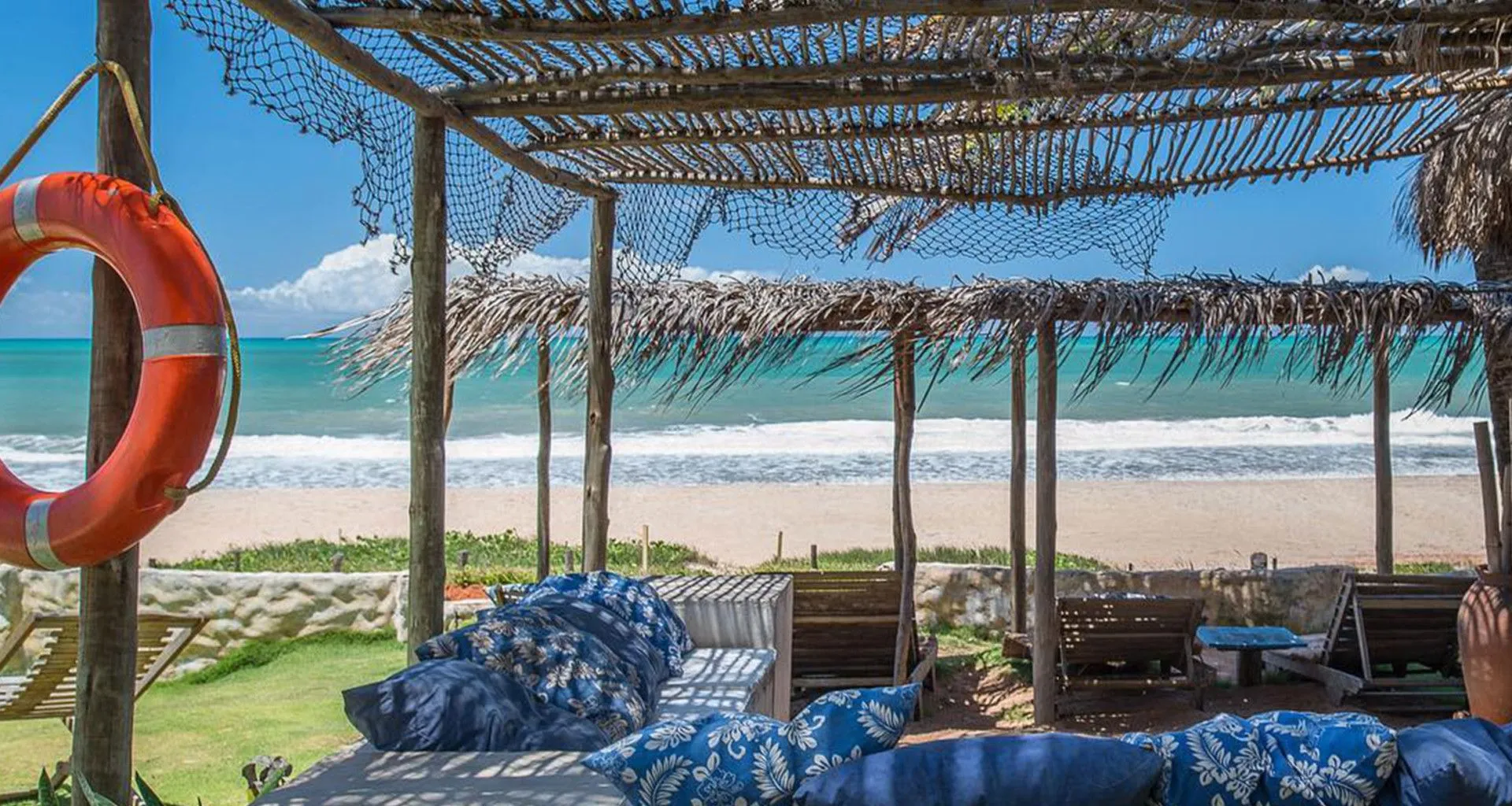 Scenic sitting area along the beach at Pousada Toca da Coruja Brazil Beach Resort