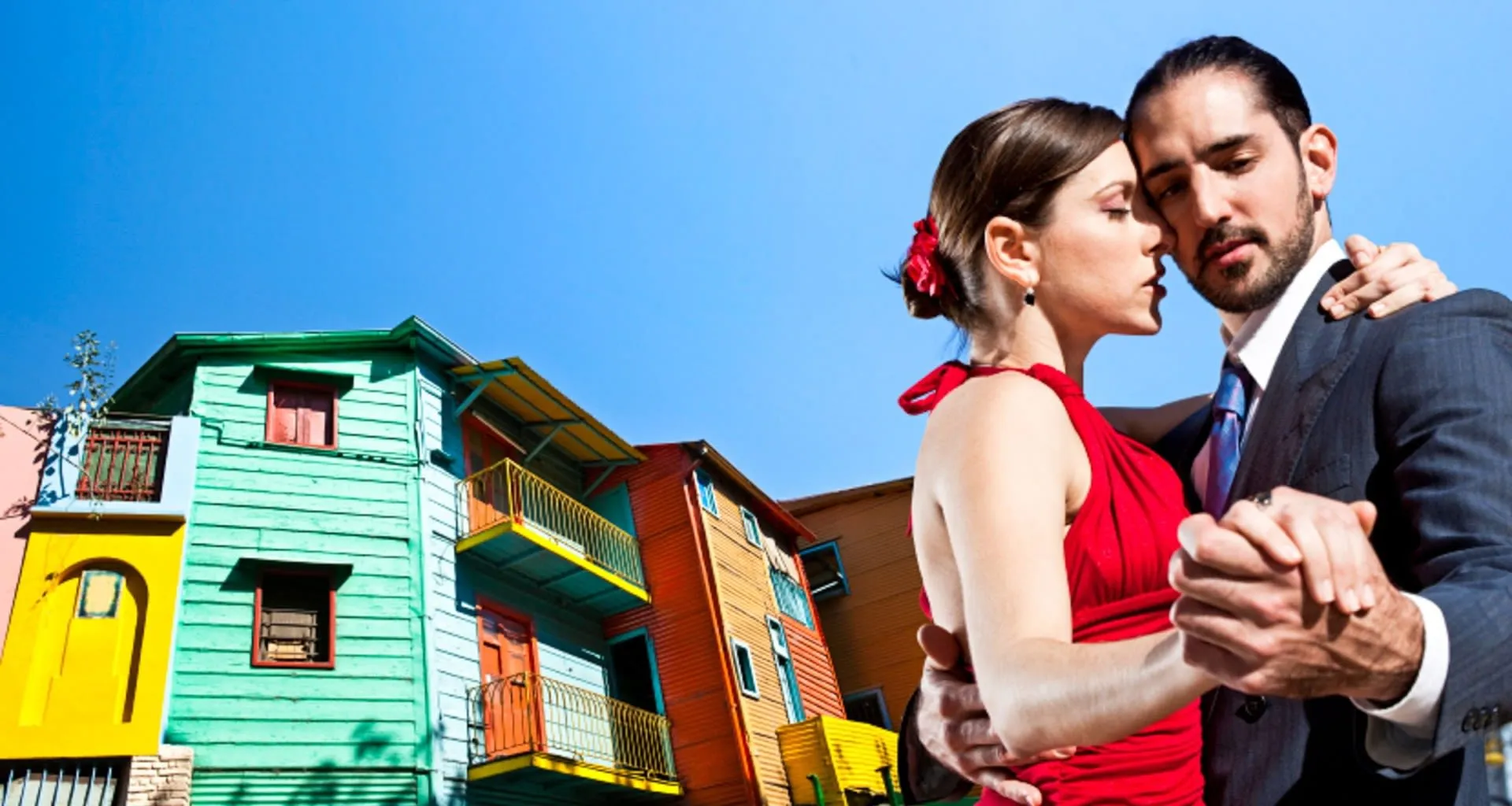 Couple tangoes in Buenos Aires