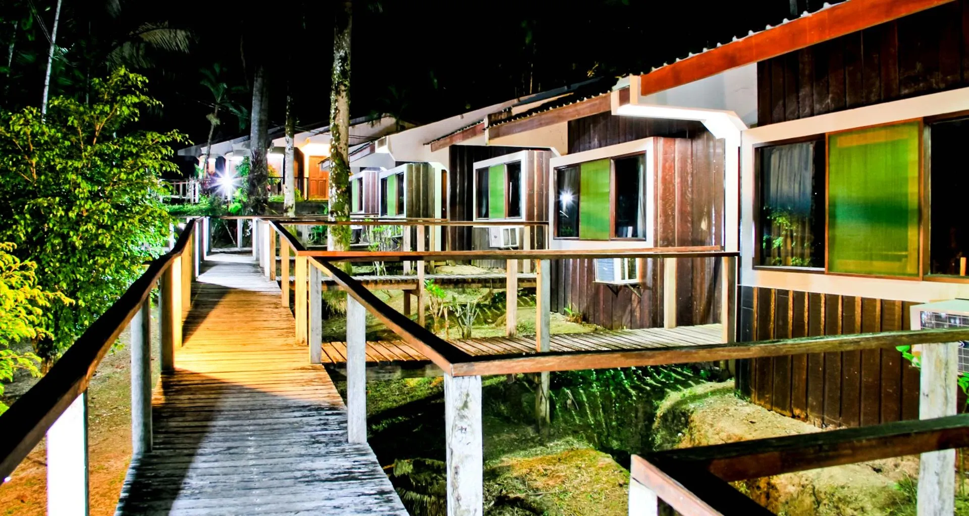 Walkways between buildings of Ceiba Tops Lodge