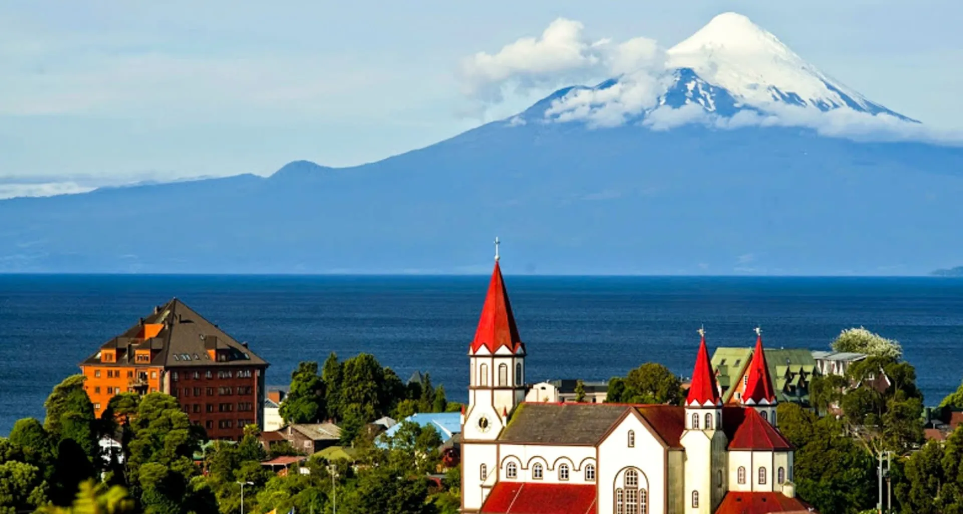 Red-roofed building in Chile city in front of mountain