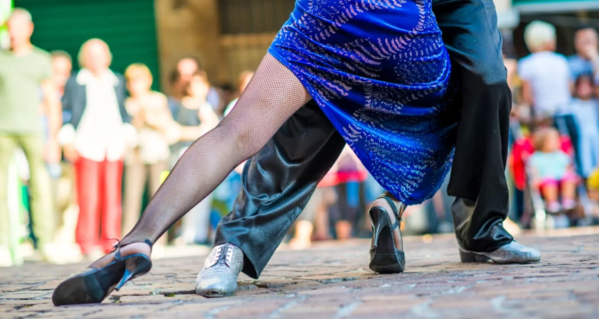 Couple dances the tango