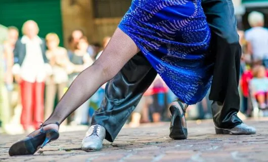 Couple dances the tango