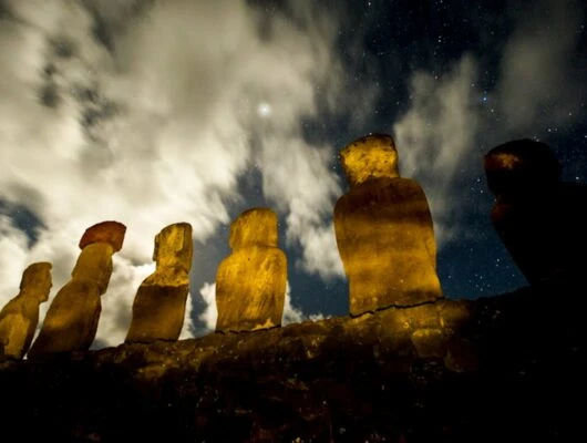 Explora Rapa Nui statues