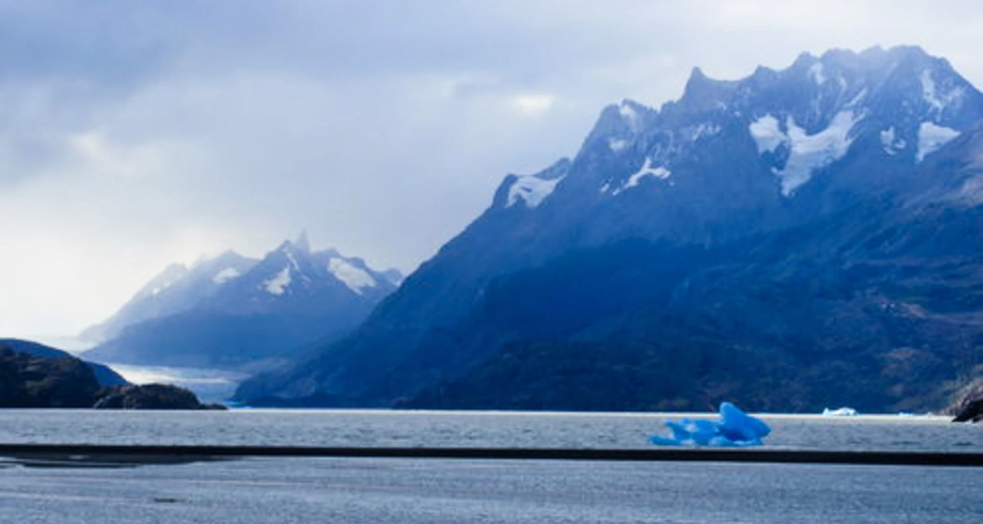 Lago Grey and mountains behind