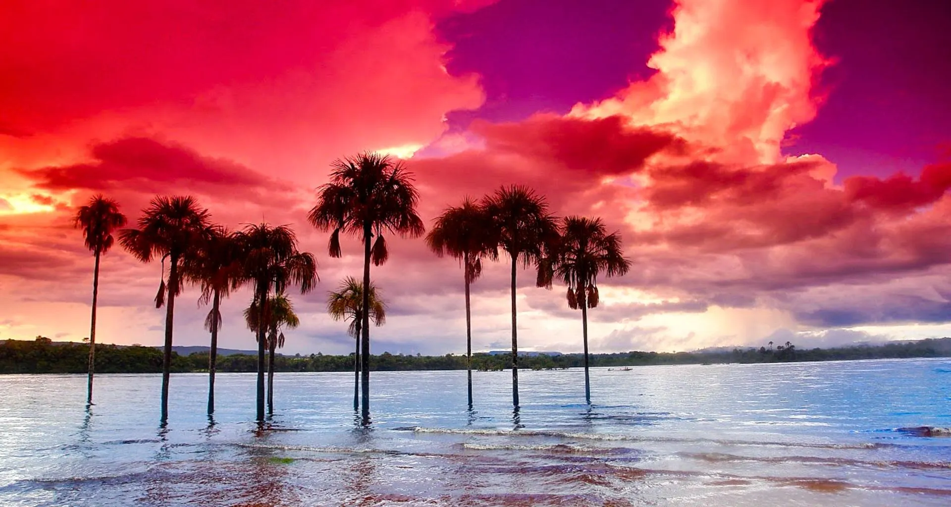 Sunset over Laguna de Canaima