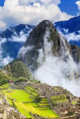 machu picchu and surrounding clouds