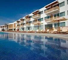pool and exterior of paracas hotel