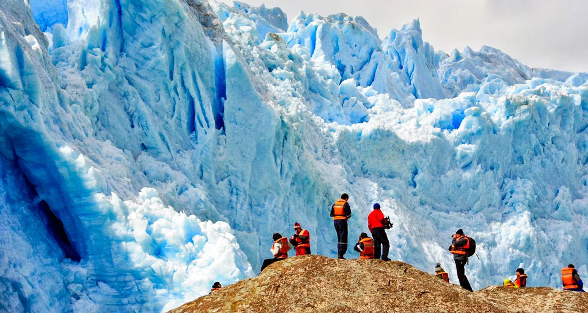 Travelers admire El Brujo Glacier