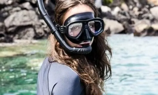 Women wears snorkel mask