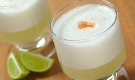close-up-of-pisco-sour-with-limes
