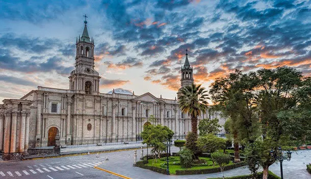 white cathedral in plaza de armas arequipa