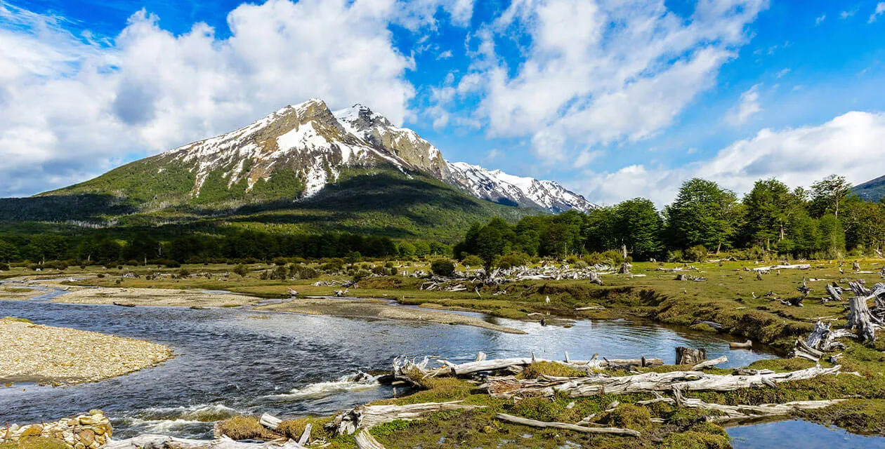 Tiera del fuego mountain and river
