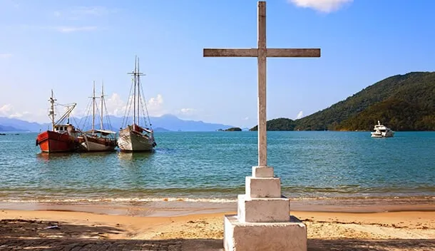 boats anchored in ilha grande